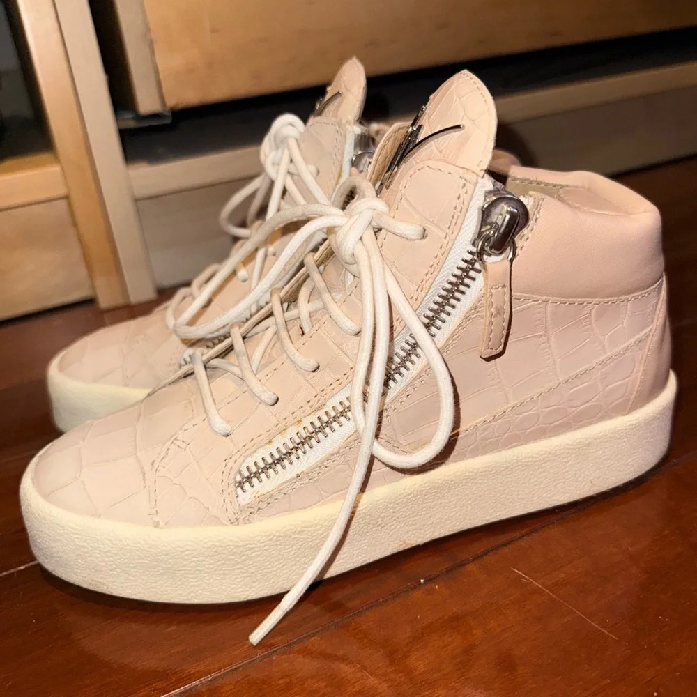 Giuseppe Zanotti gently used